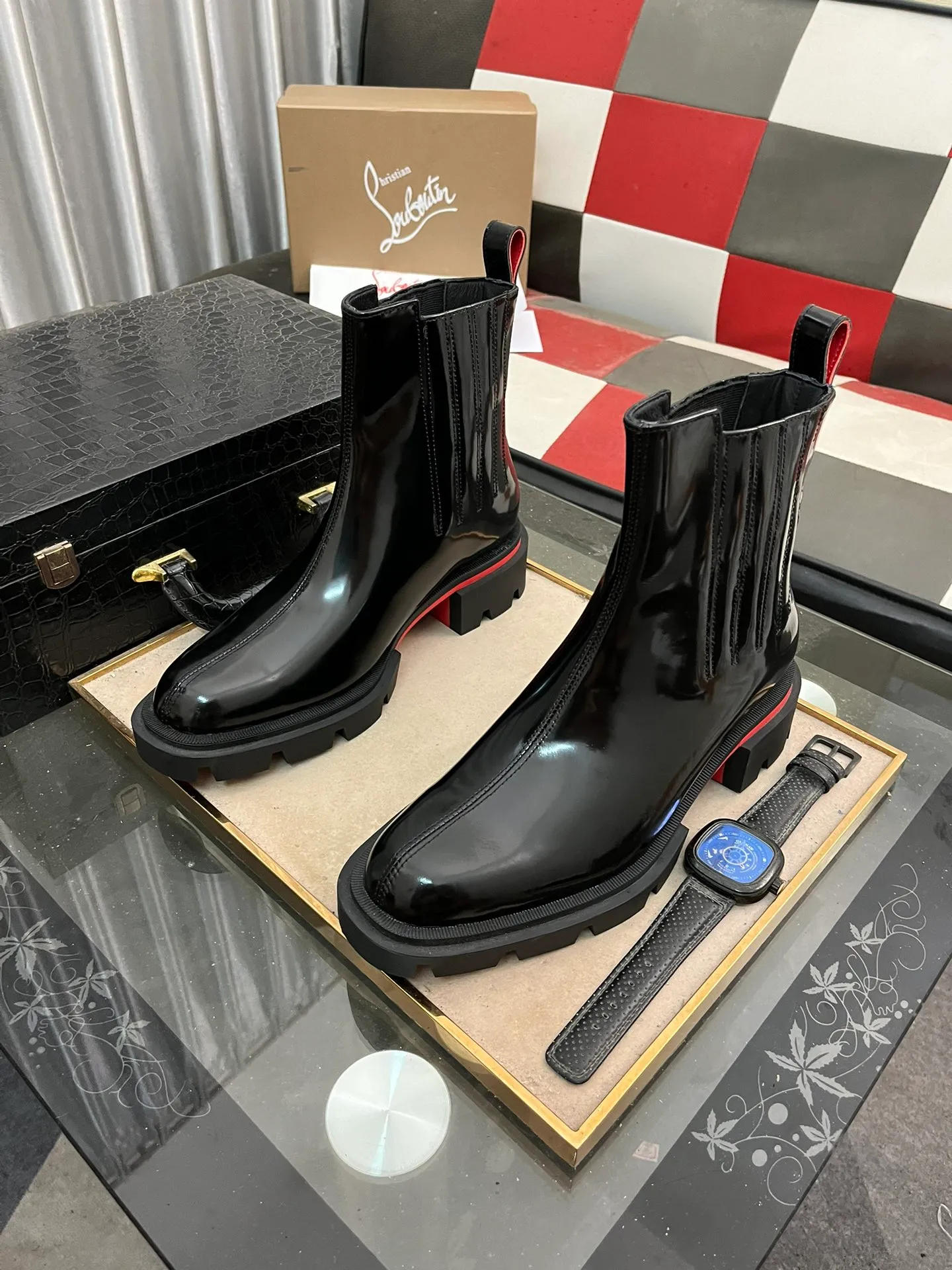 Men's shoes 💰880⌚️⌚️CL New formal leather shoes Christia* Loubouti* Red-soled shoes GREGGO men's Oxford shoes Made of imported cowhide/glossy patent leather/stitched contrasting high silk suede. Three-section toe design. Iconic red outsole, the ultimate personalized shoe. Original color cowhide lining. Original Italian leather outsole; fine workmanship brings you a luxurious experience. With its neat silhouette and straightforwardness, GREGGO men's Oxford shoes are Oxford shoes born for city roaming. The elegant lines and classic silhouette exude eternal charm. The black patent leather material is exquisite and eye-catching, adding a sense of luxury to the overall look. The slender toe design is full of elegance, and matched with closed shoelaces of the same color, the sophistication is invisible. The slim sole design provides the shoes with a light foot feel, elegant steps, and a refined and elegant look. Shows outstanding texture.  Standard leather shoe size: 38-44